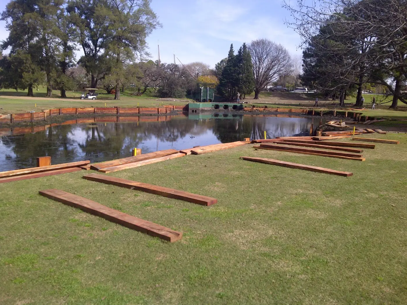 Tablas de madera para la estabilización de la costa de una laguna